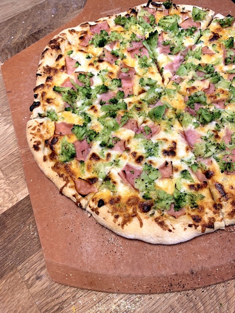 How good does this ham and broccoli pizza look?!
