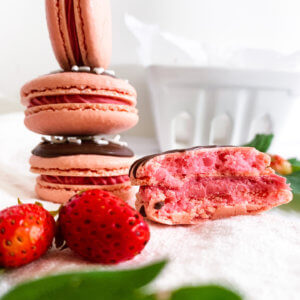 strawberry cheesecake macarons